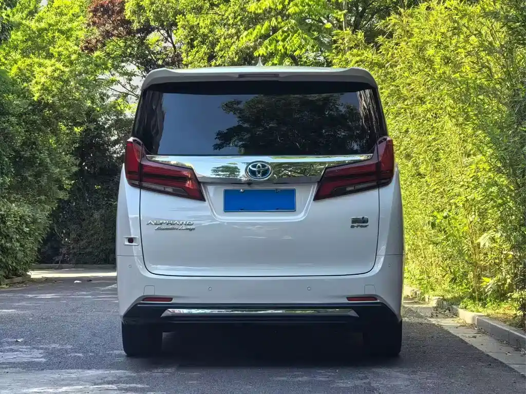 Toyota Alphard — фото 4
