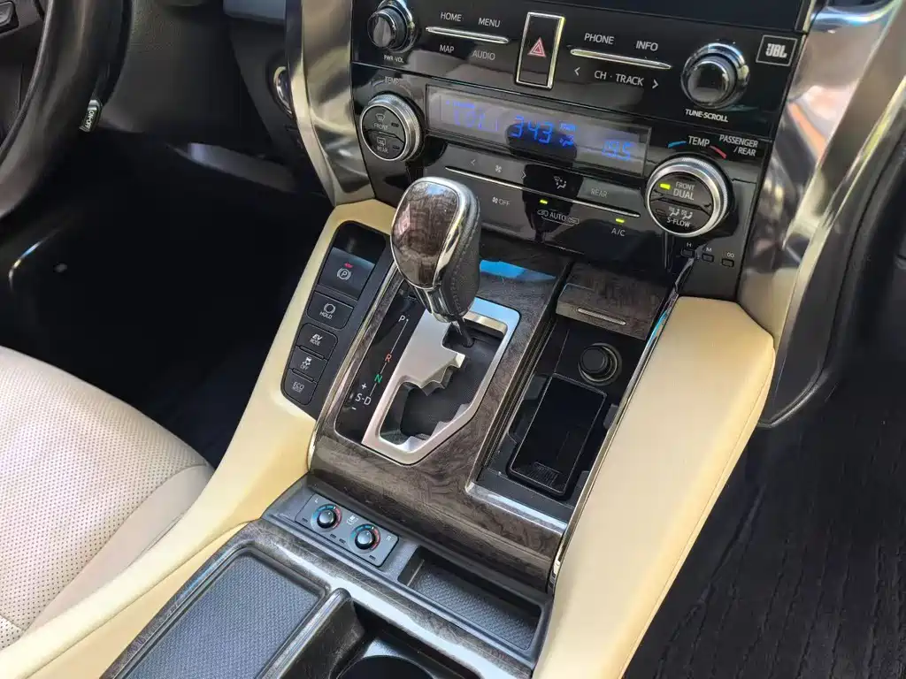 Toyota Alphard — фото 6