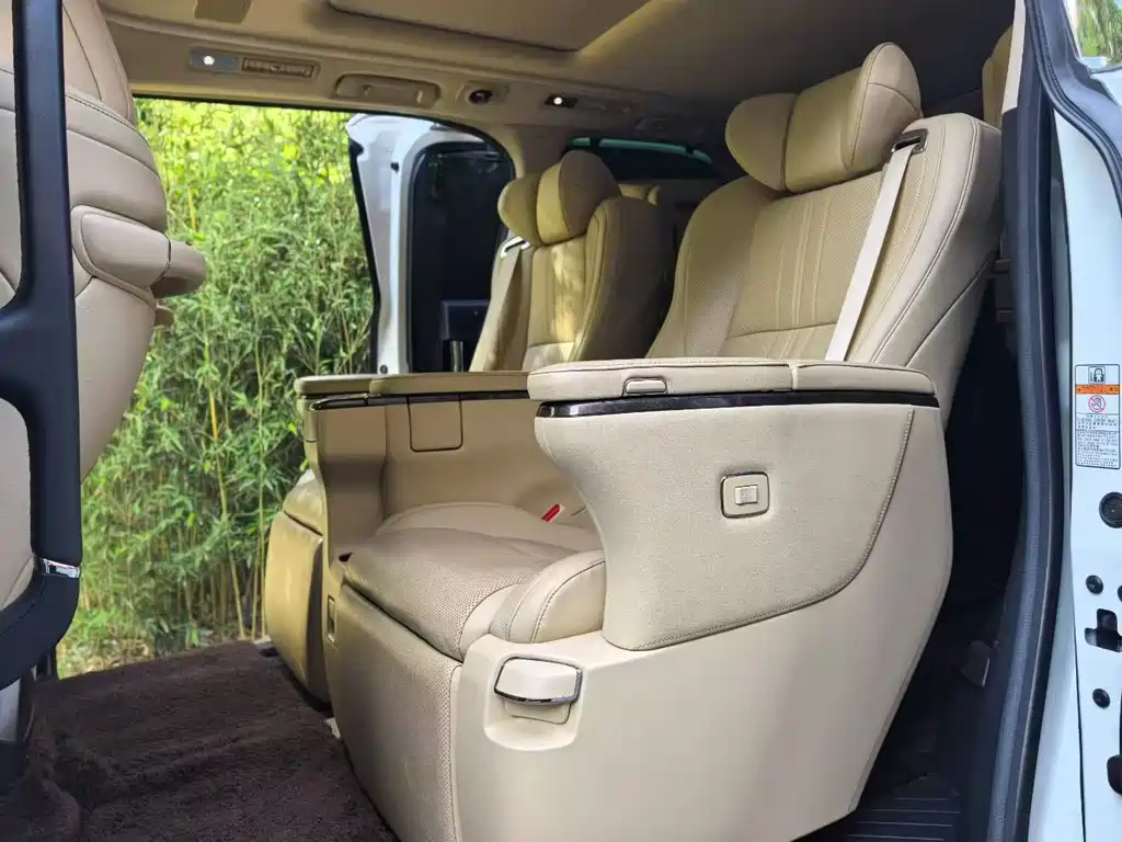 Toyota Alphard — фото 7