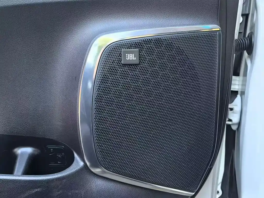 Toyota Alphard — фото 9