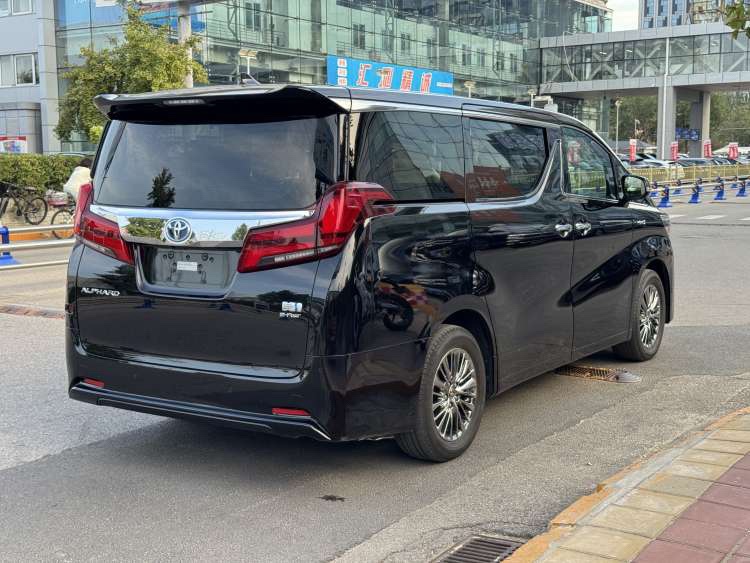 Toyota Alphard — фото 2