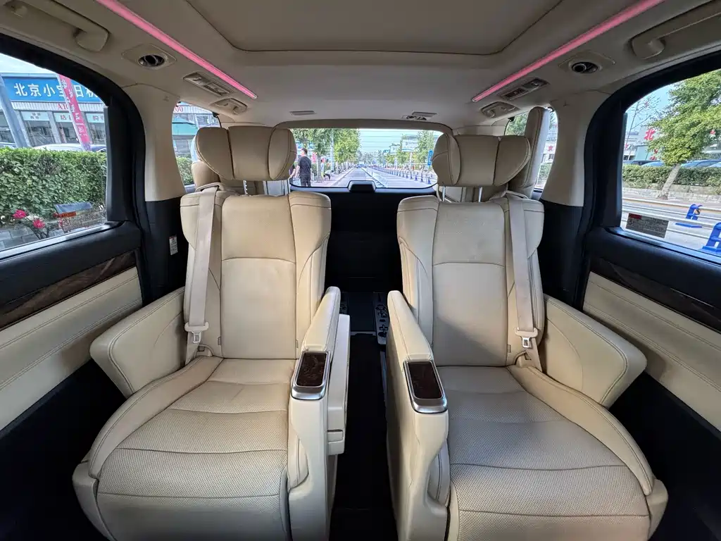Toyota Alphard — фото 14