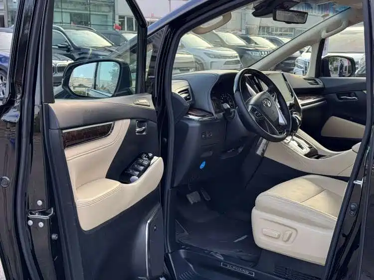 Toyota Alphard — фото 3