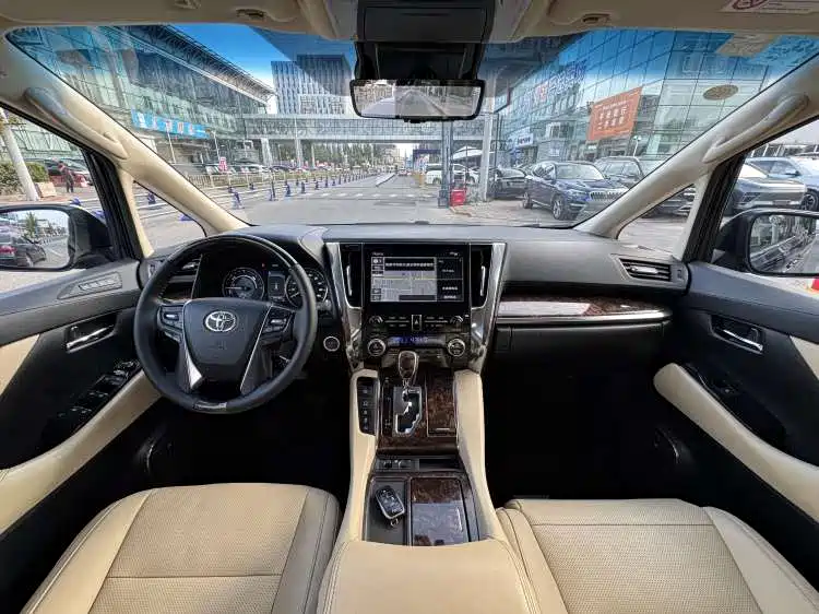 Toyota Alphard — фото 5