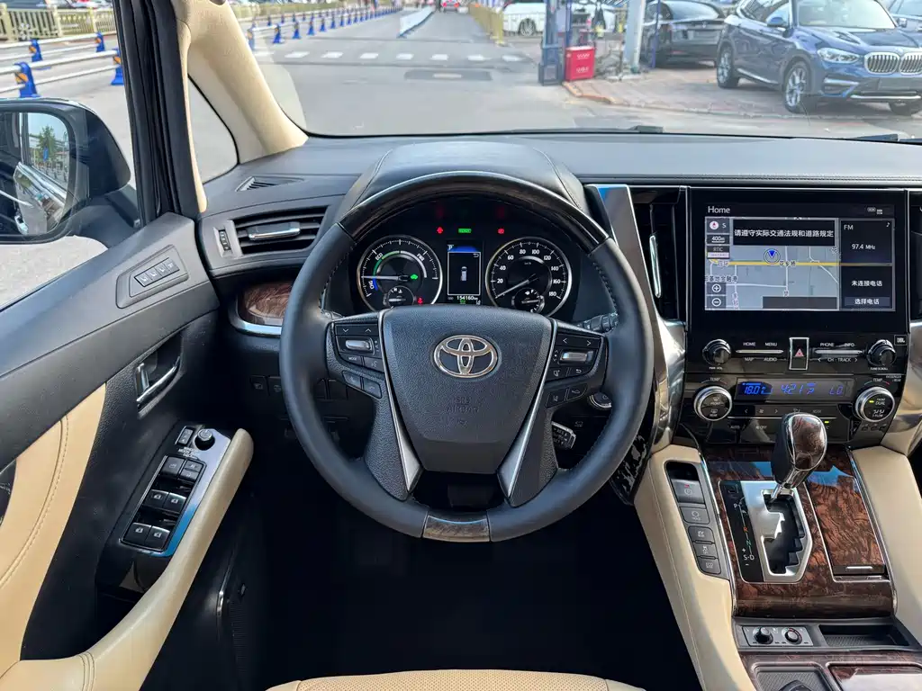 Toyota Alphard — фото 10