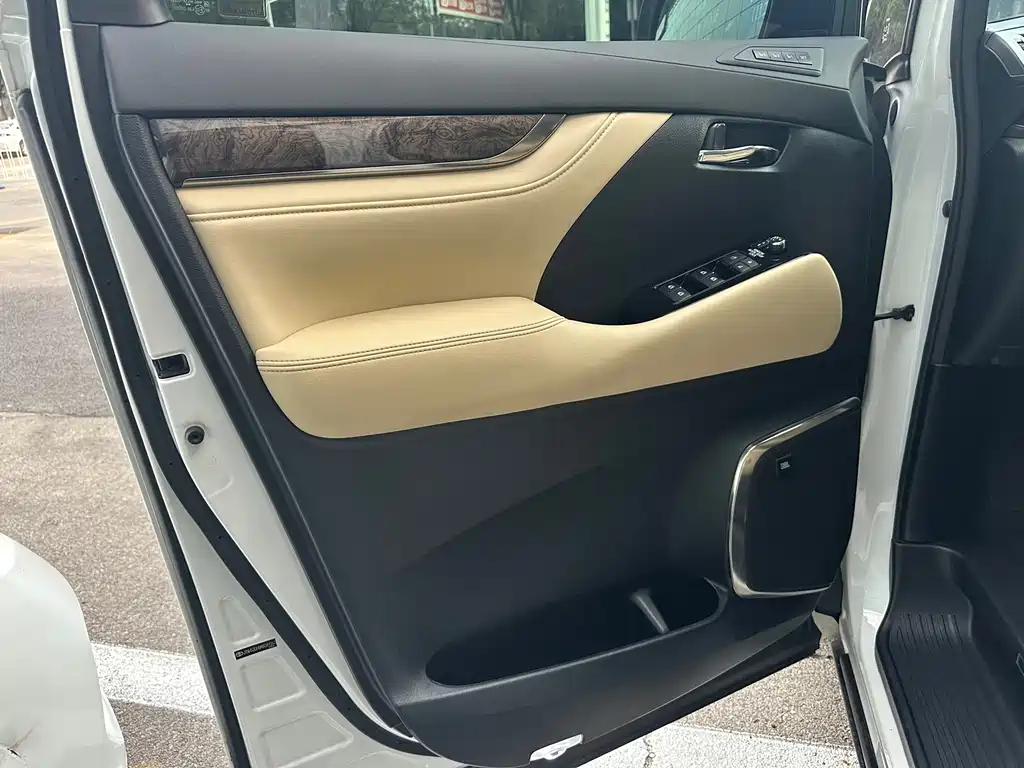 Toyota Vellfire — фото 11
