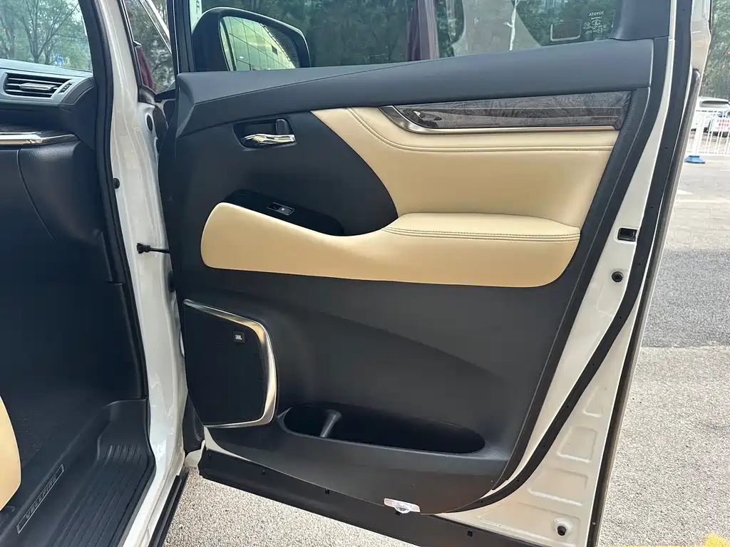 Toyota Vellfire — фото 8