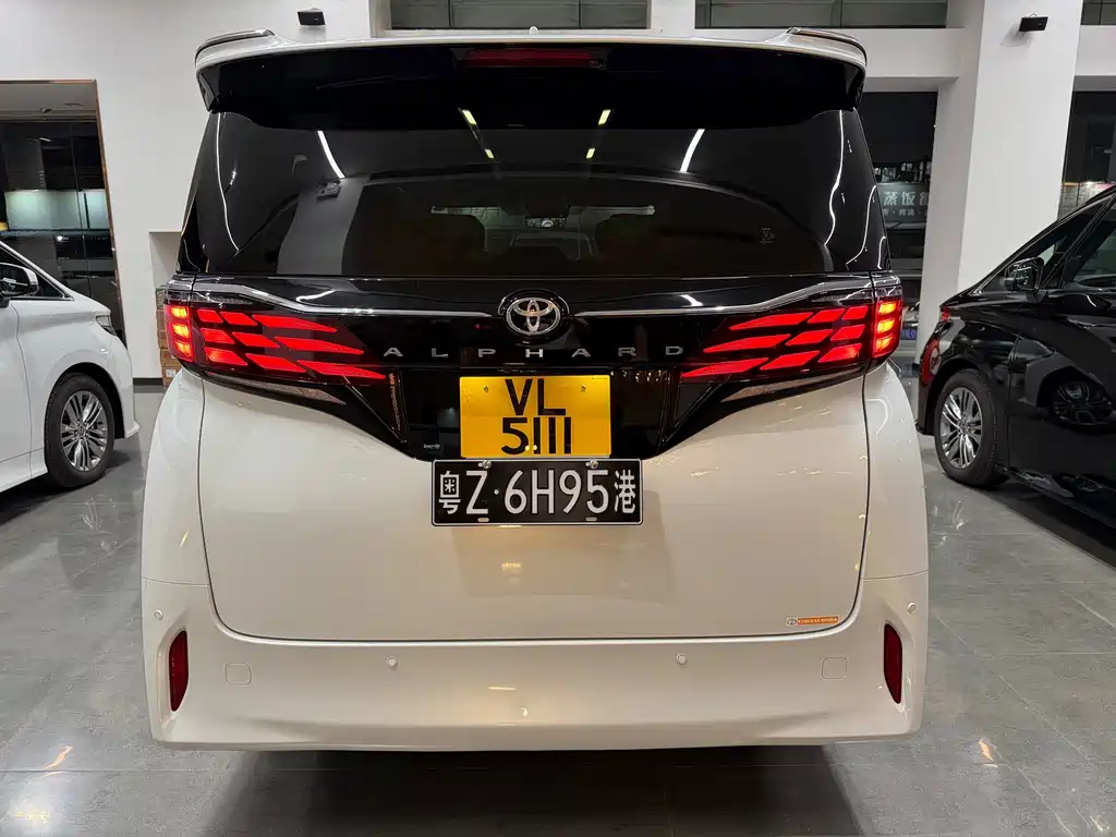 Toyota Alphard — фото 3