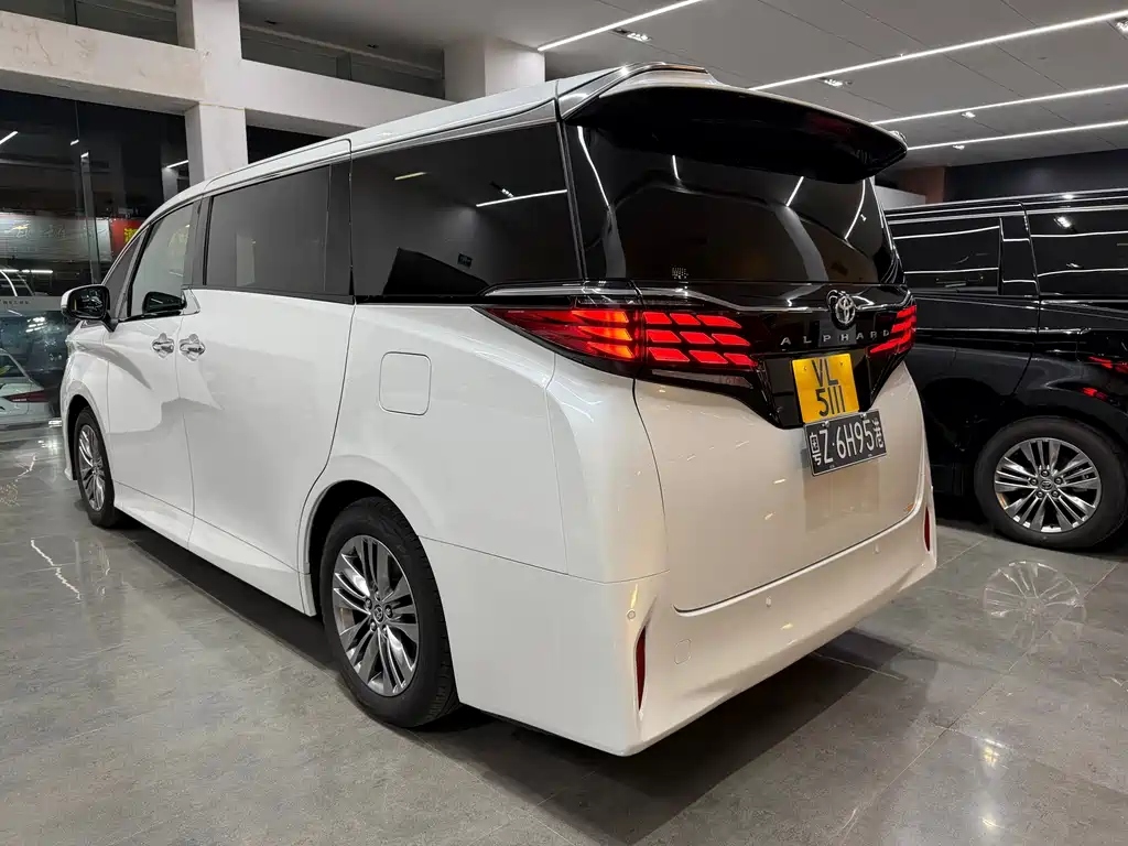 Toyota Alphard — фото 4