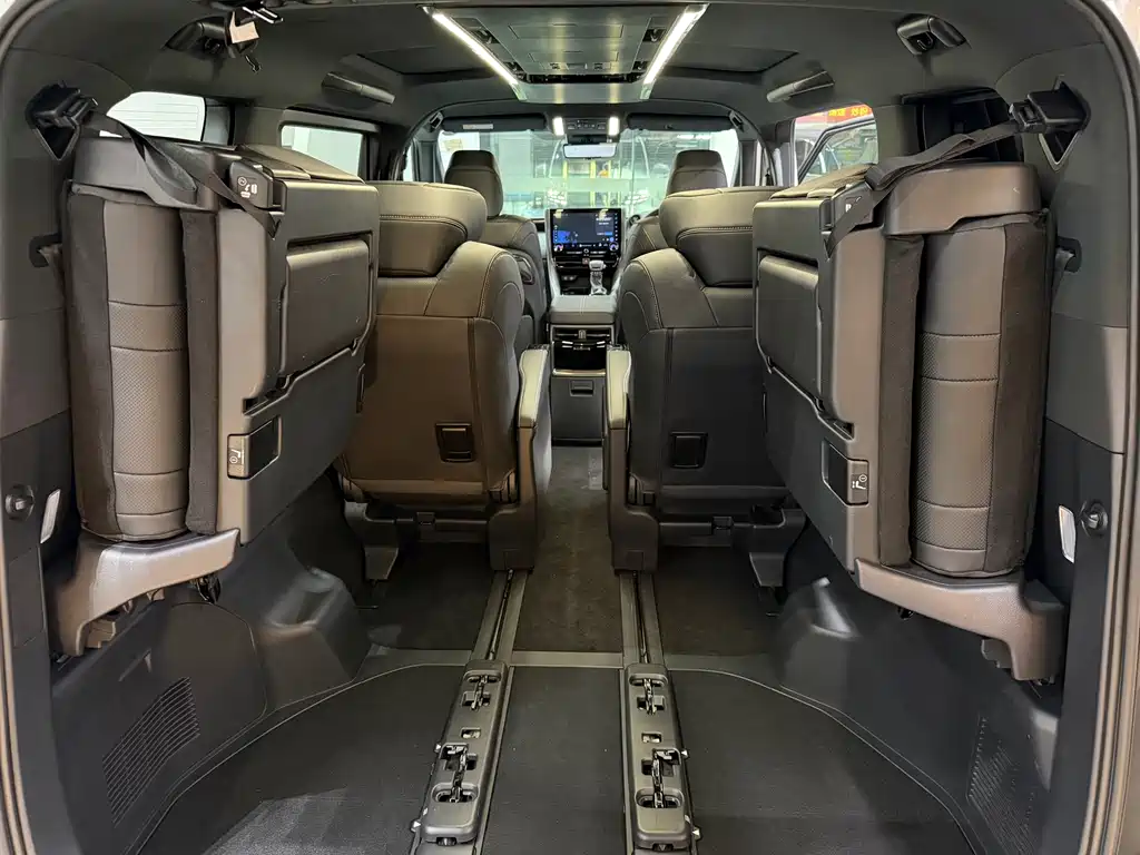 Toyota Alphard — фото 5
