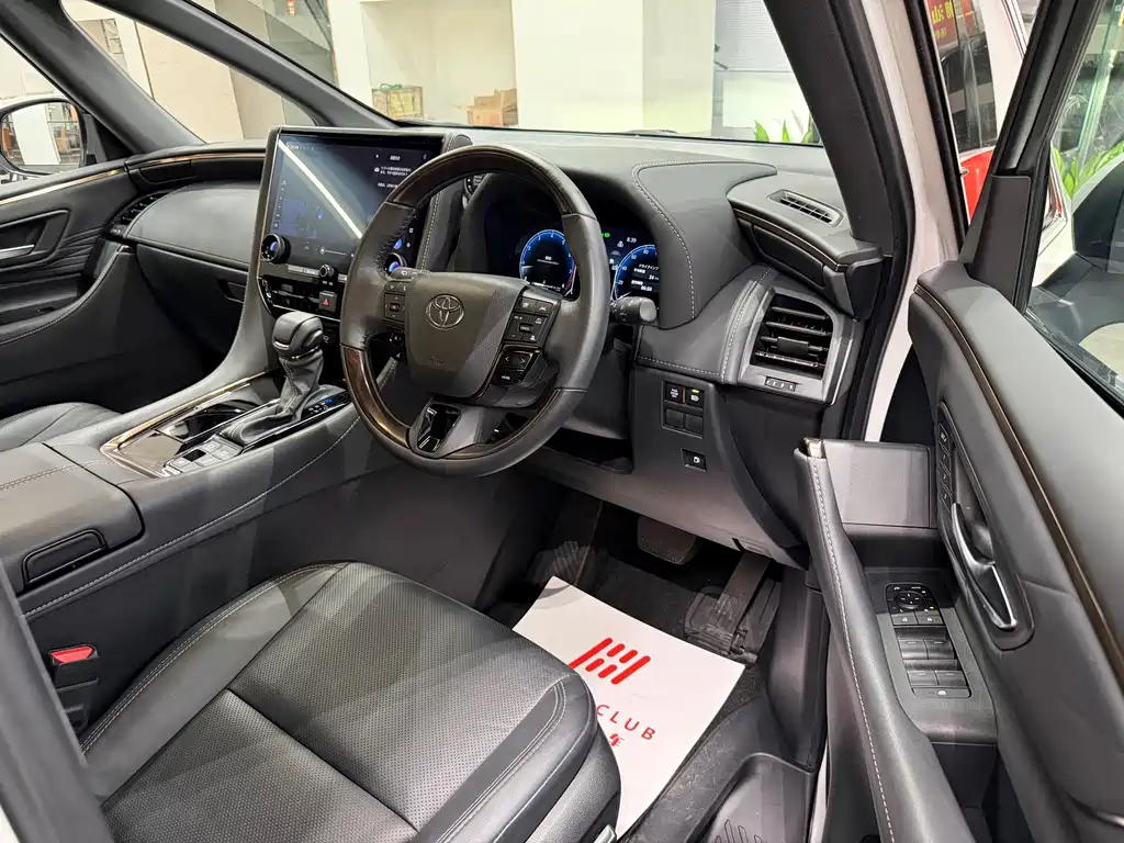 Toyota Alphard — фото 7
