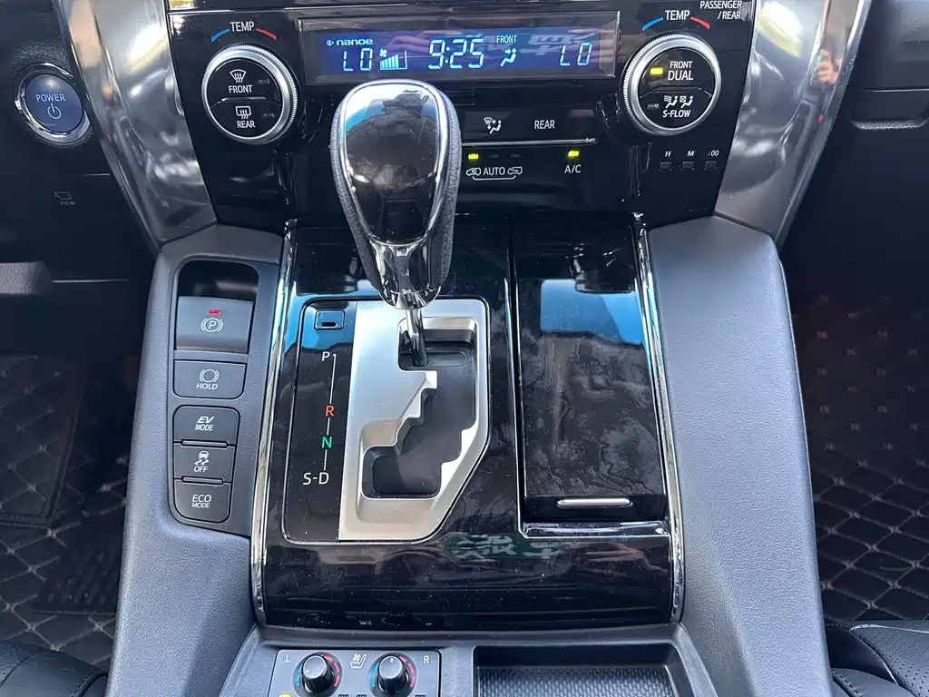 Toyota Vellfire — фото 11
