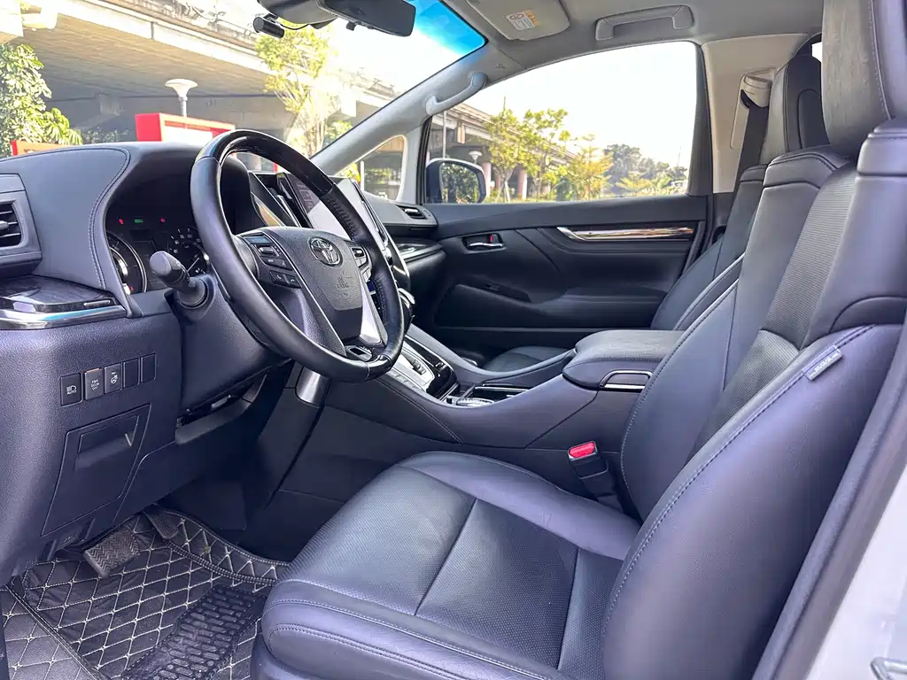 Toyota Vellfire — фото 10