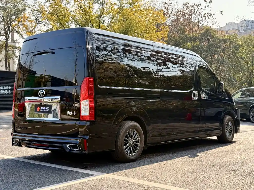 Toyota Hiace — фото 13
