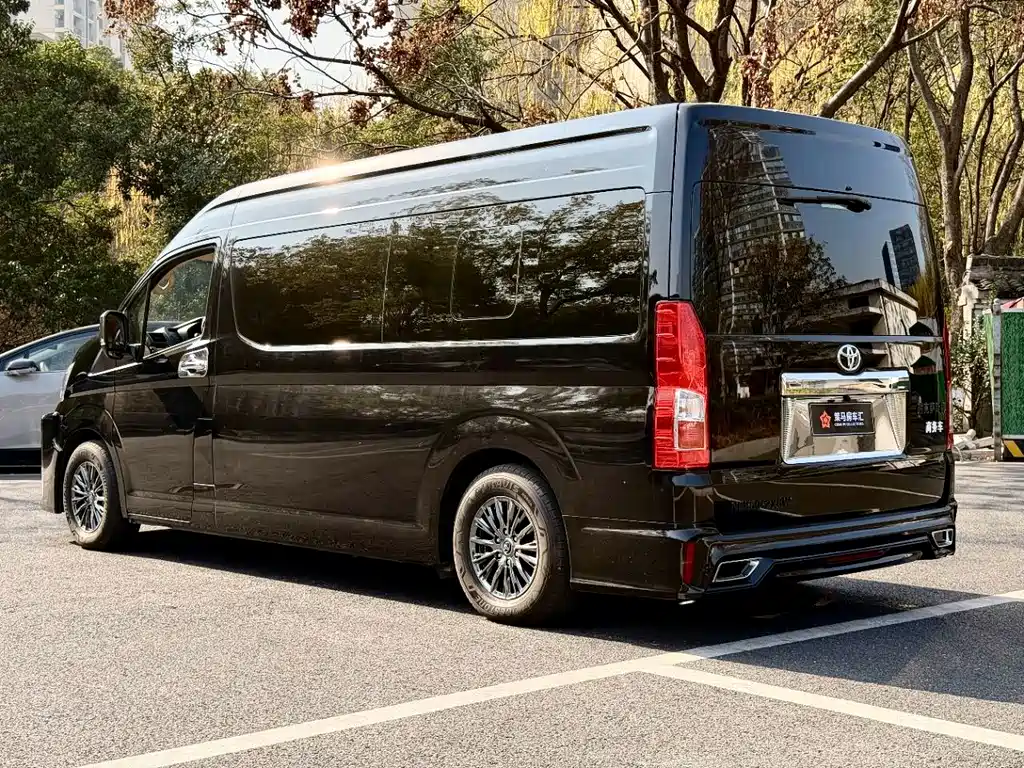Toyota Hiace — фото 14