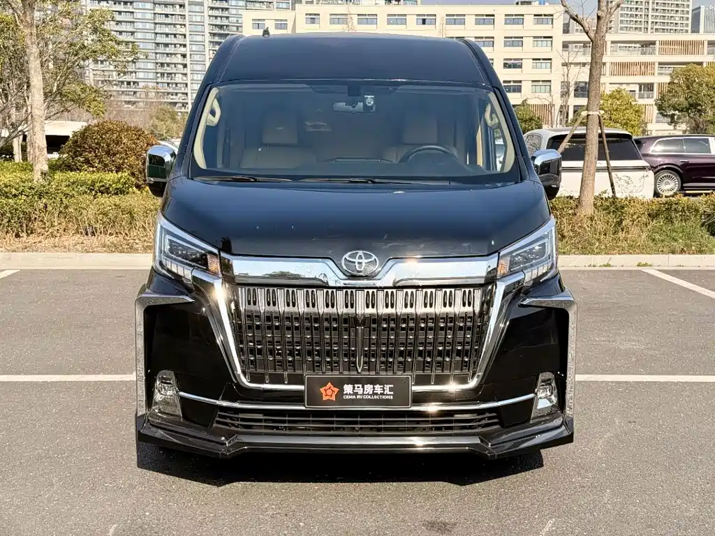 Toyota Hiace — фото 3