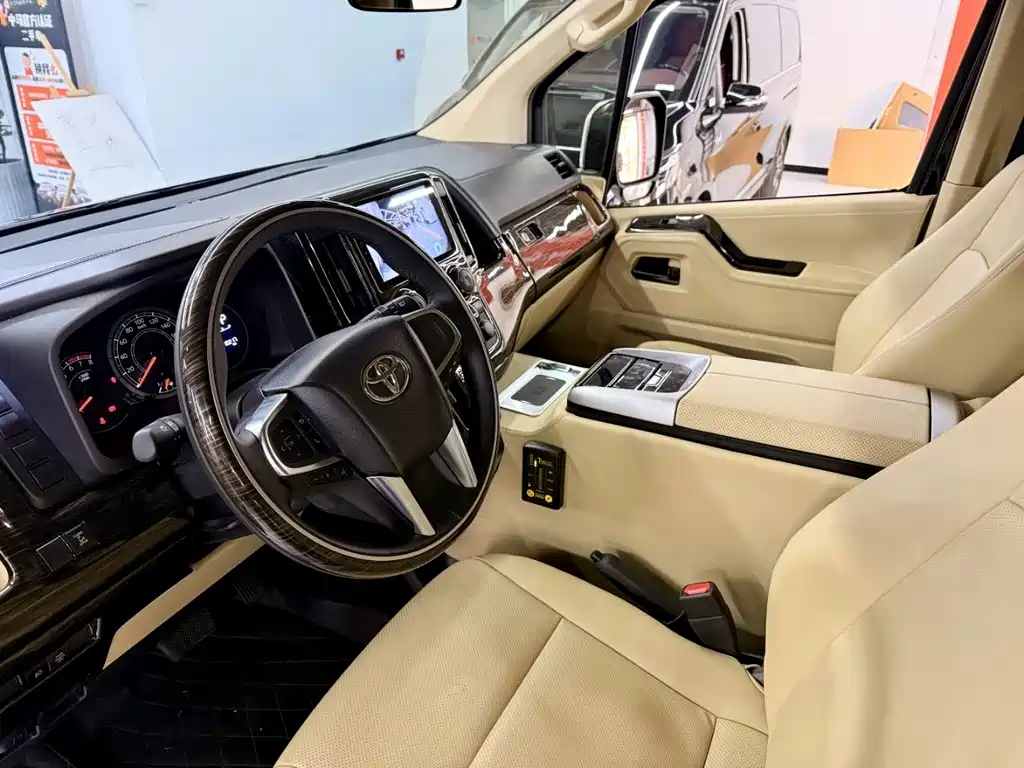 Toyota Hiace — фото 4