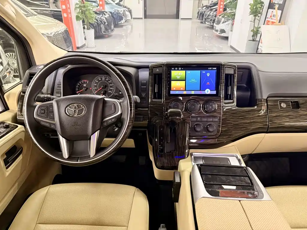 Toyota Hiace — фото 5