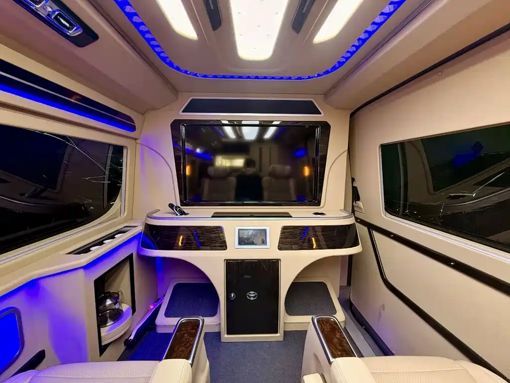 Toyota Hiace — фото 9