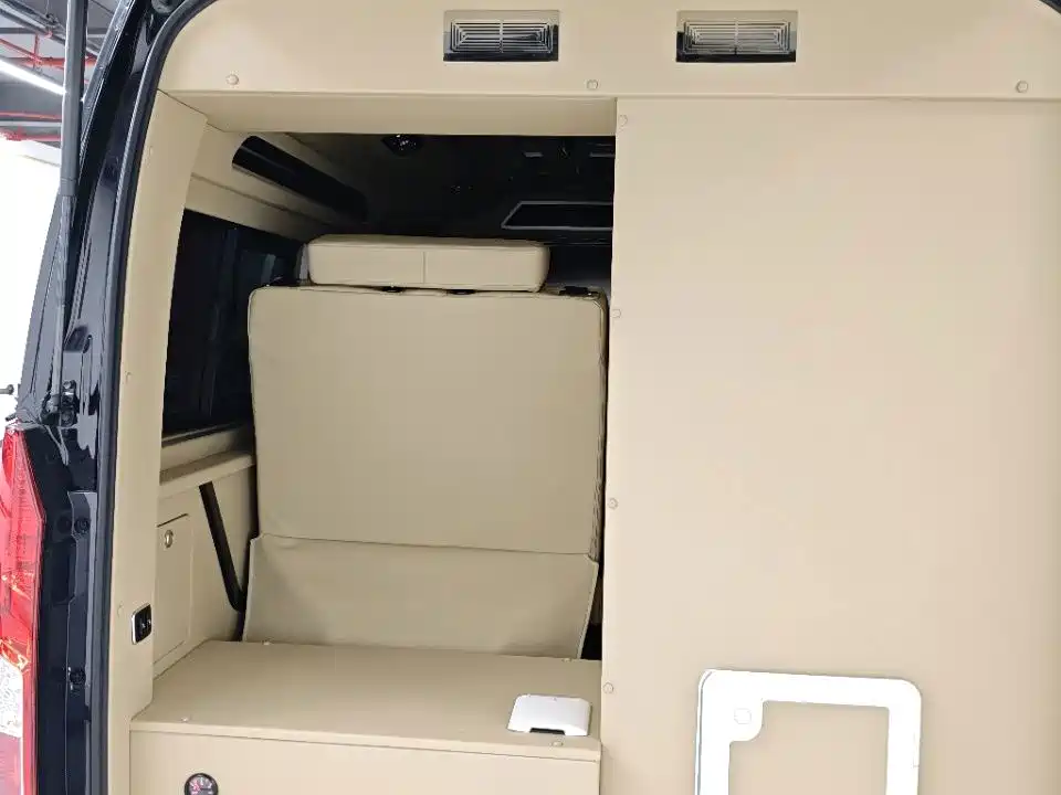 Toyota Hiace — фото 10