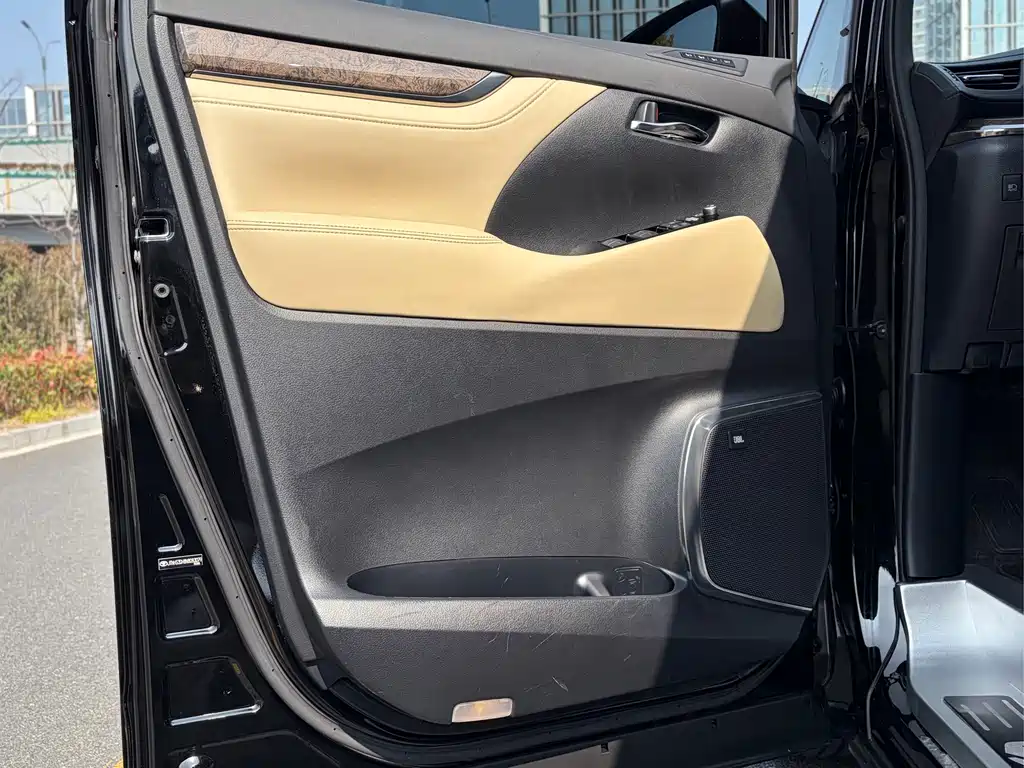 Toyota Alphard — фото 19