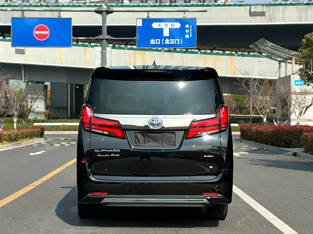 Toyota Alphard — фото 3