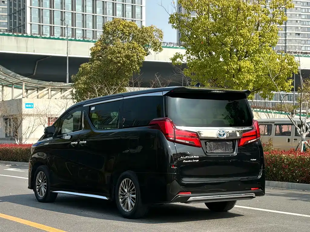 Toyota Alphard — фото 4