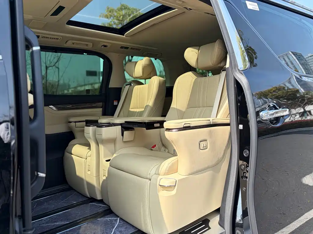 Toyota Alphard — фото 10