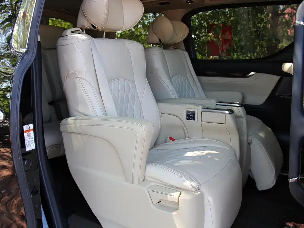 Toyota Alphard — фото 17