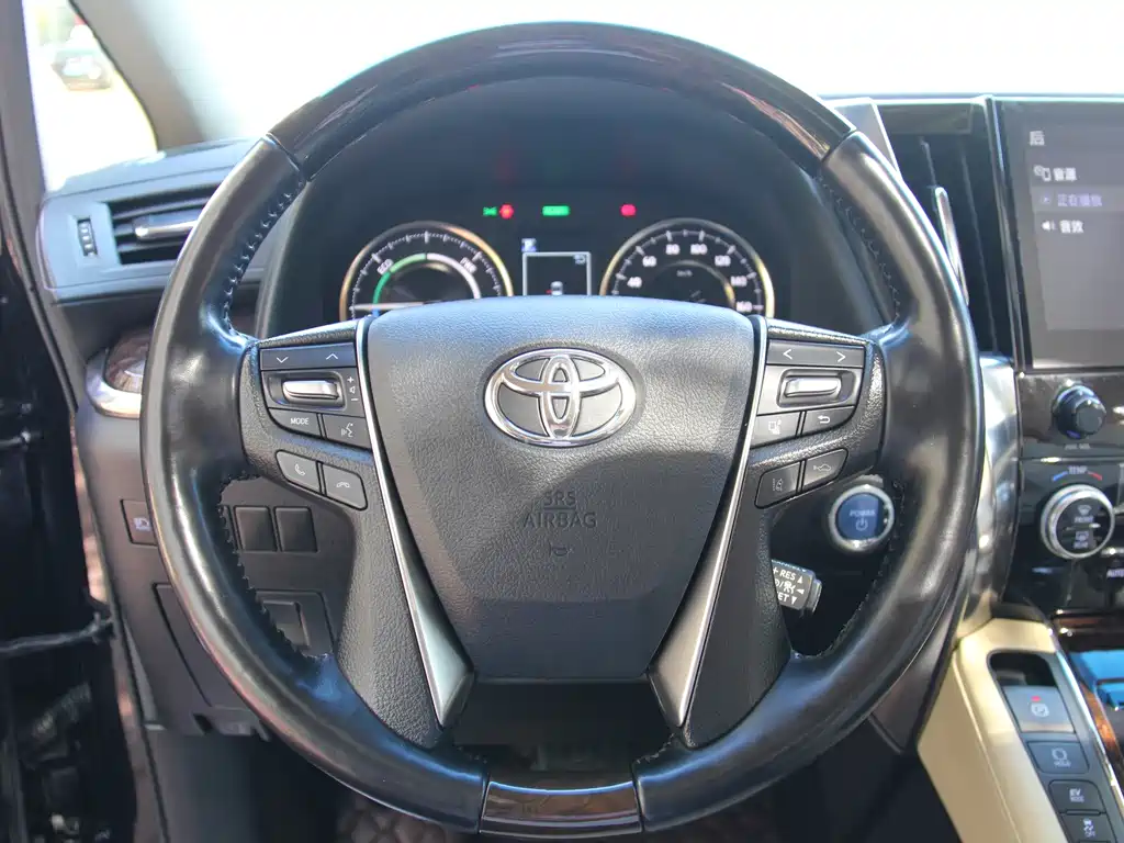 Toyota Alphard — фото 21