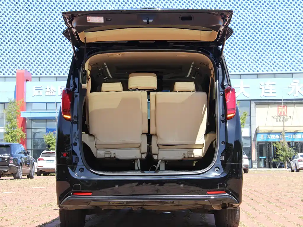 Toyota Alphard — фото 9