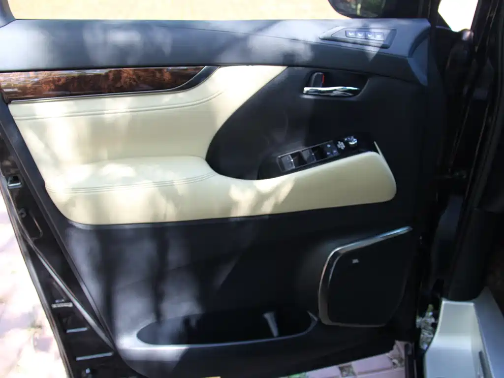 Toyota Alphard — фото 10