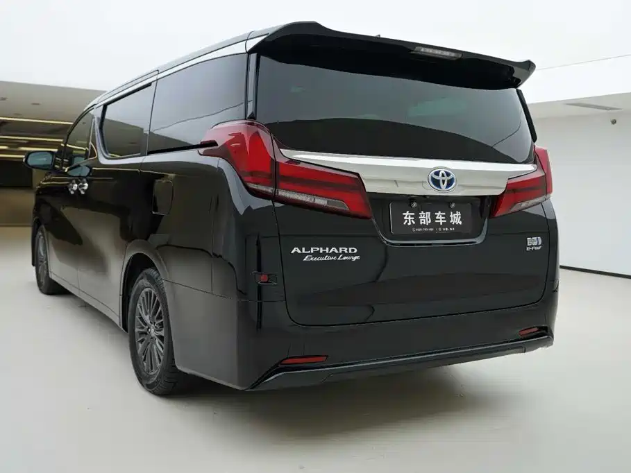 Toyota Alphard — фото 5