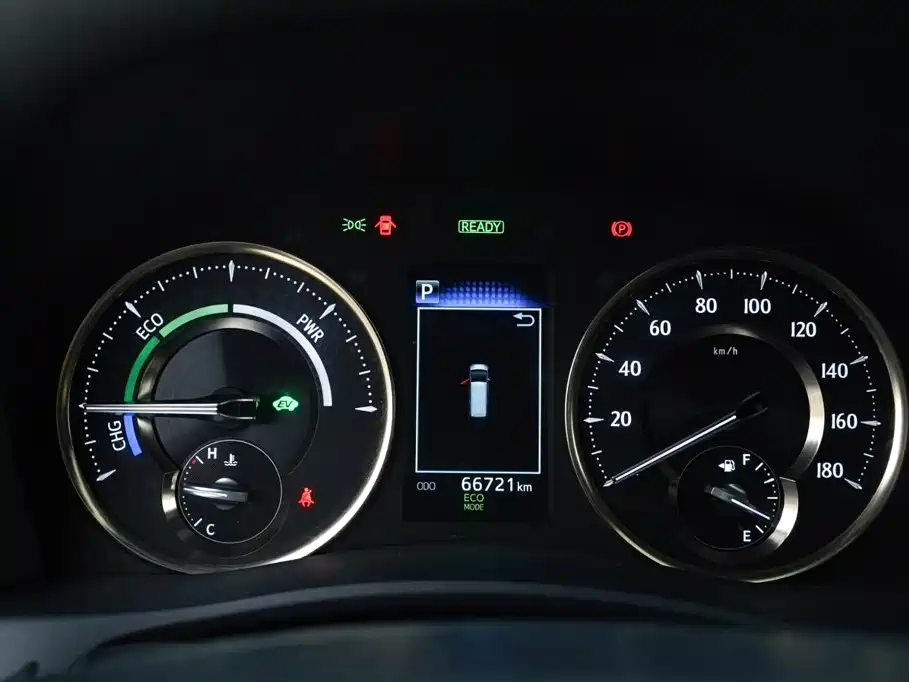 Toyota Alphard — фото 8
