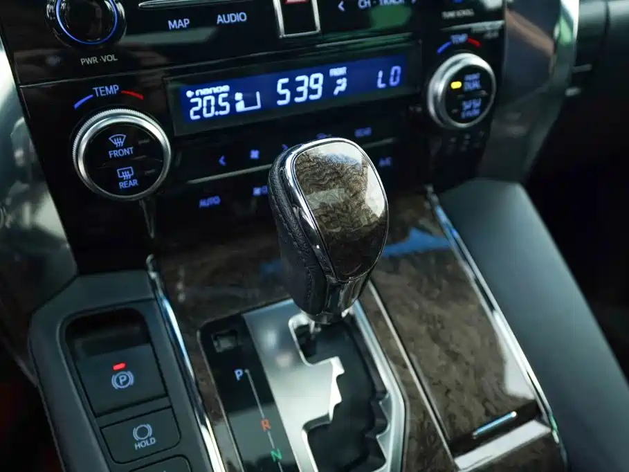 Toyota Alphard — фото 9
