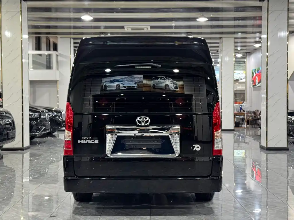 Toyota Hiace — фото 17