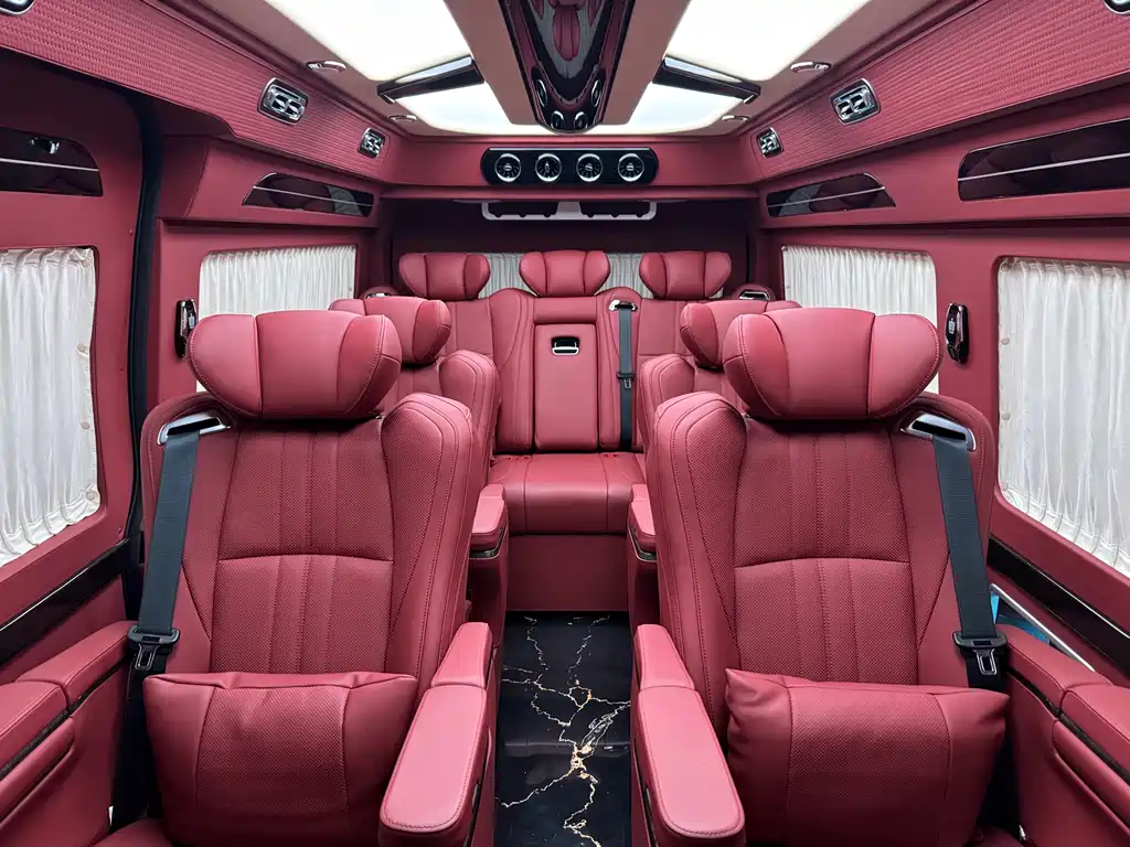 Toyota Hiace — фото 10