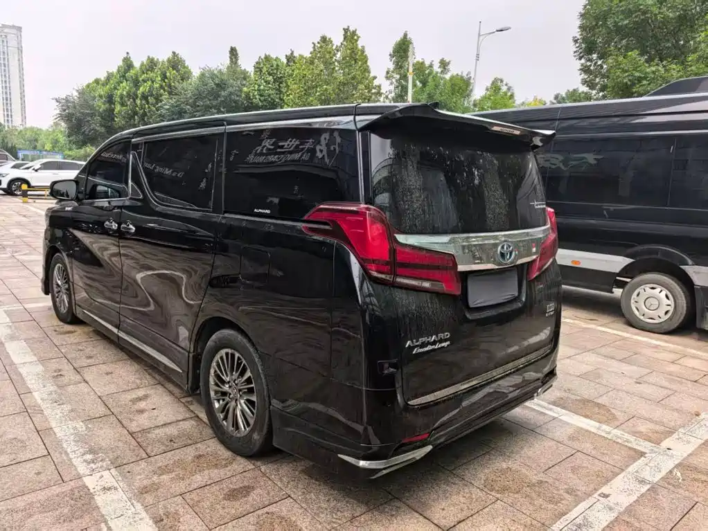 Toyota Alphard — фото 4