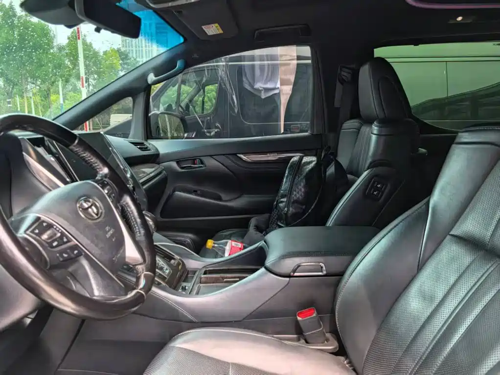 Toyota Alphard — фото 6