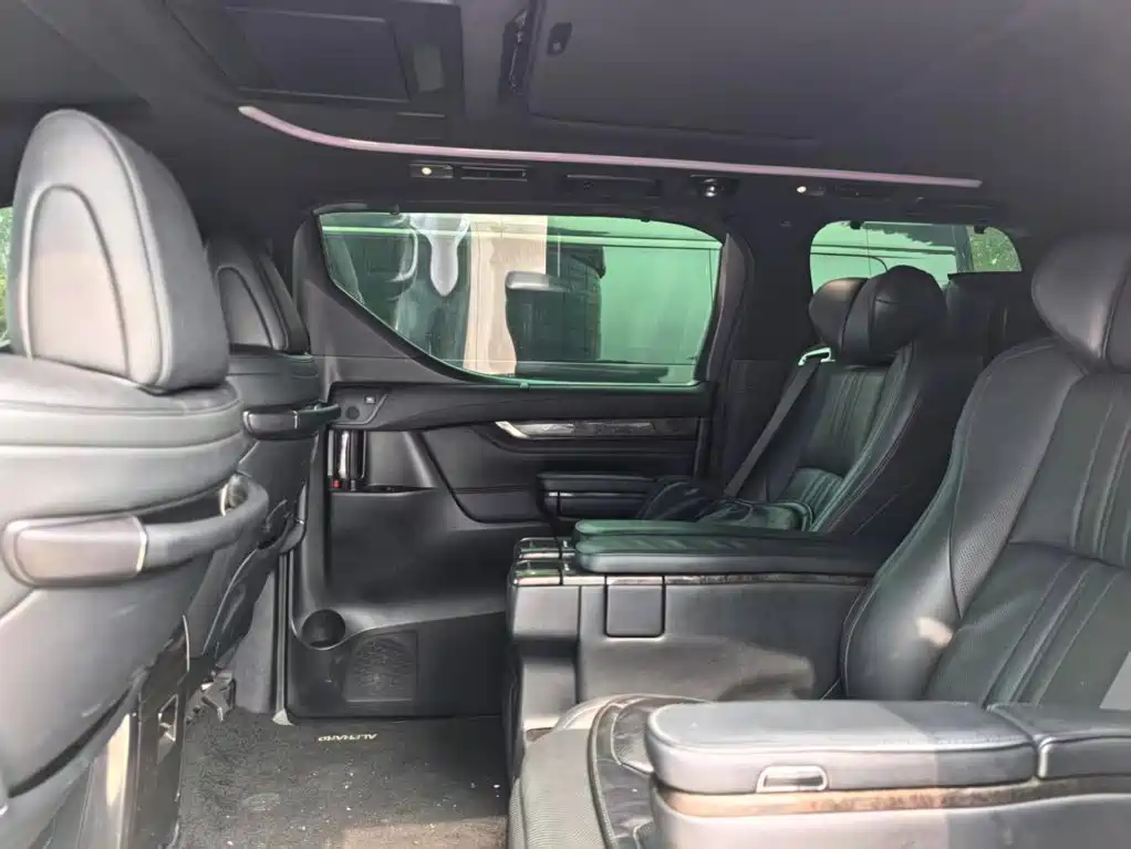 Toyota Alphard — фото 7