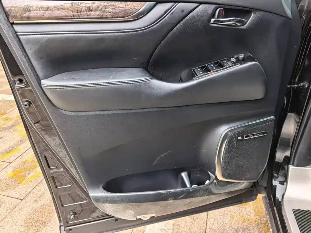 Toyota Alphard — фото 8