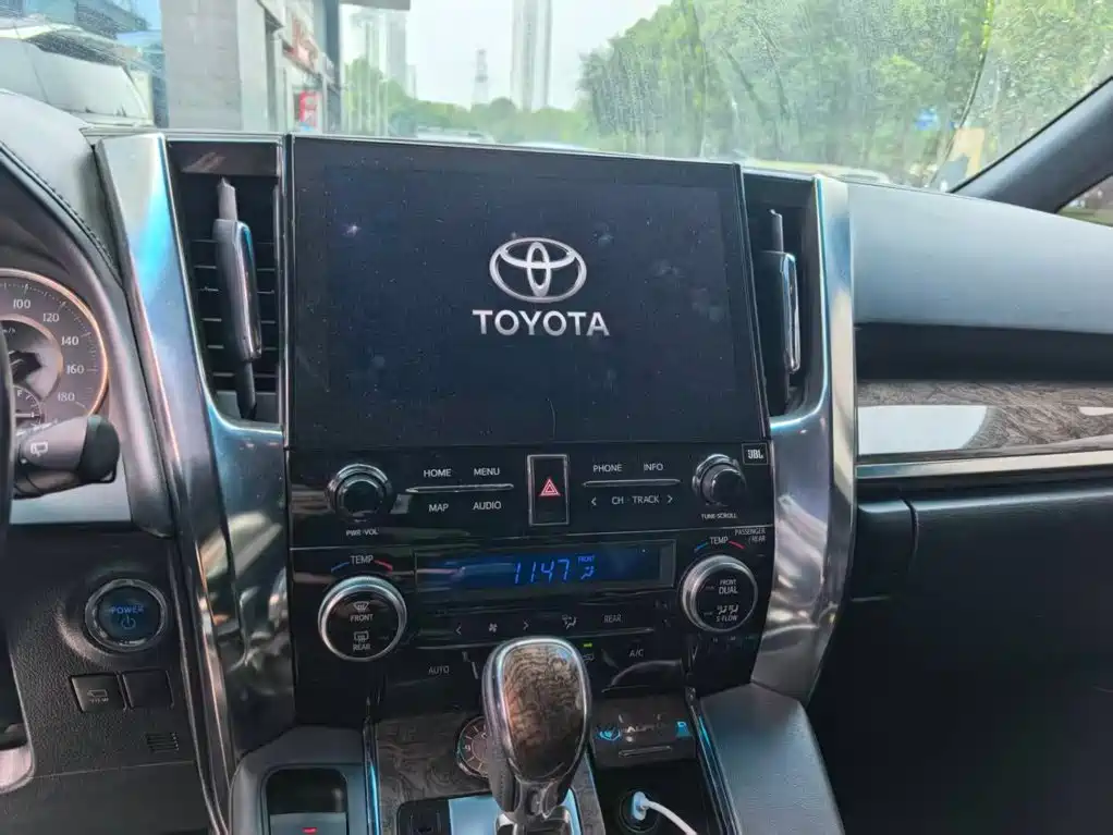 Toyota Alphard — фото 9