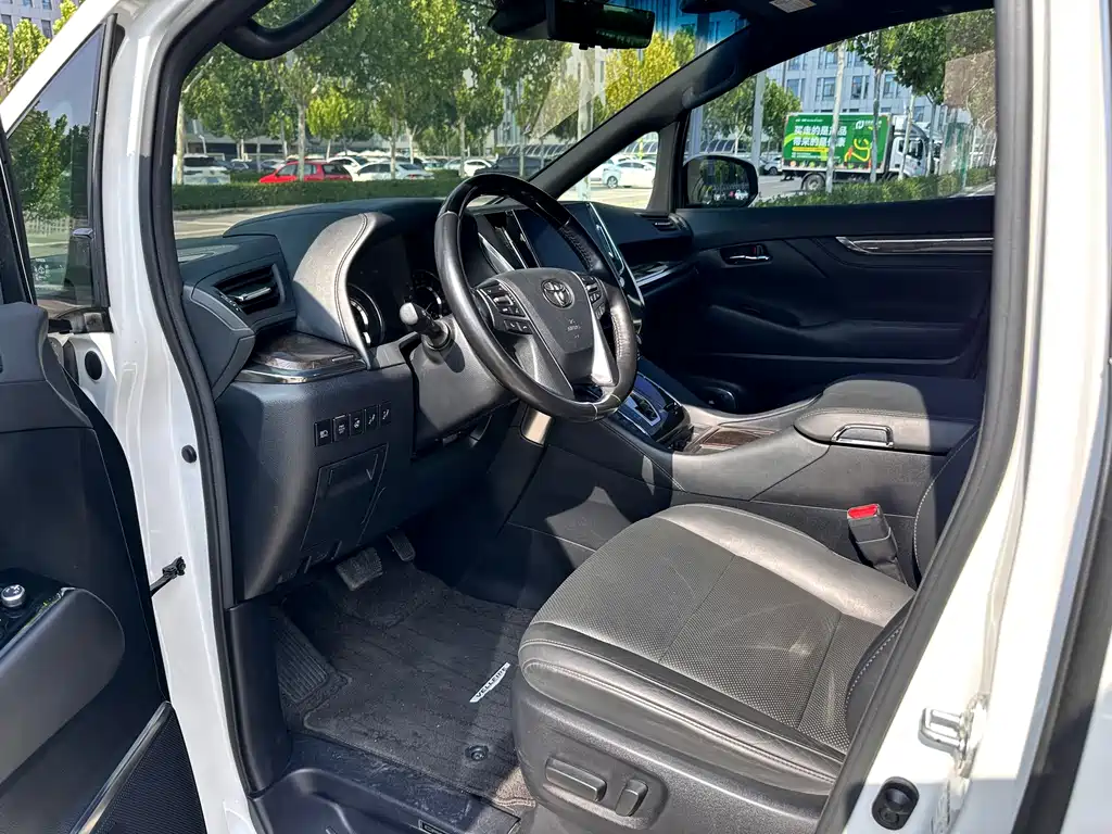 Toyota Vellfire — фото 7