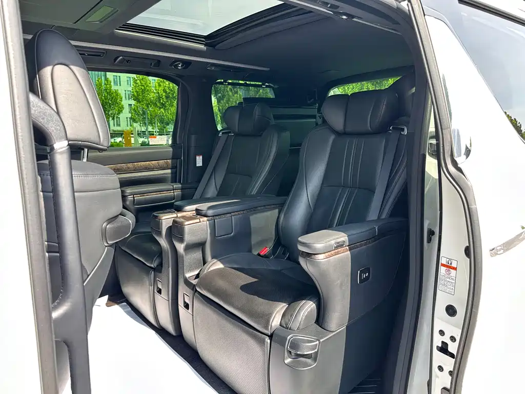 Toyota Vellfire — фото 8