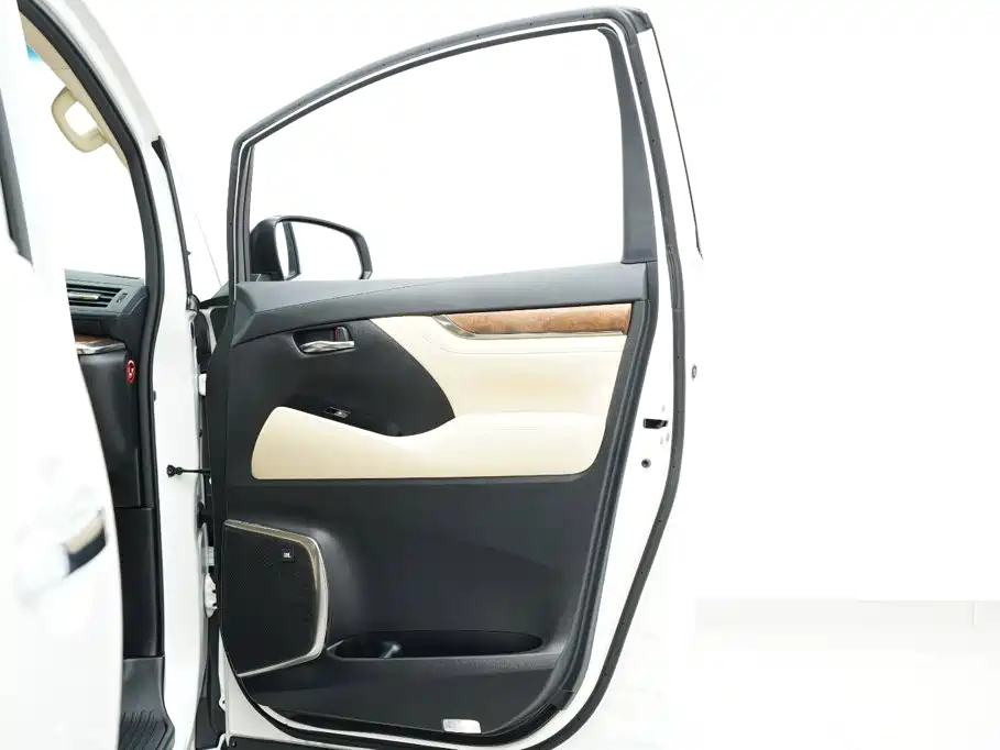 Toyota Alphard — фото 24