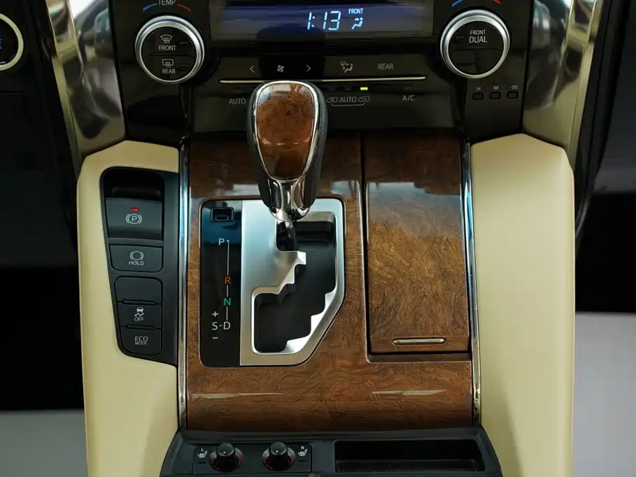 Toyota Alphard — фото 29