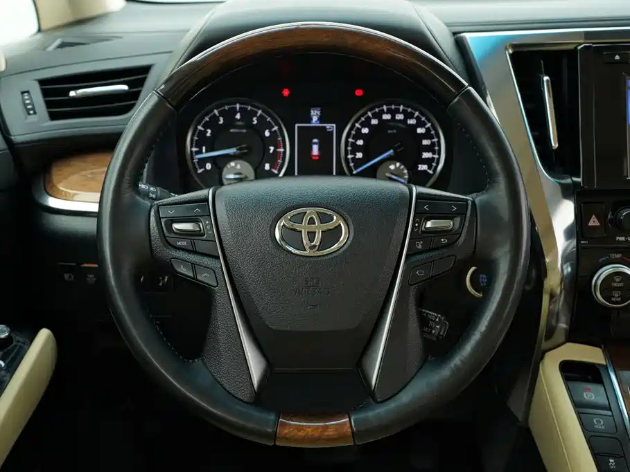 Toyota Alphard — фото 30