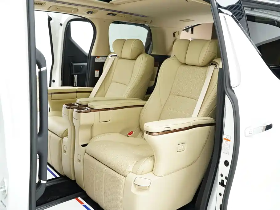 Toyota Alphard — фото 9