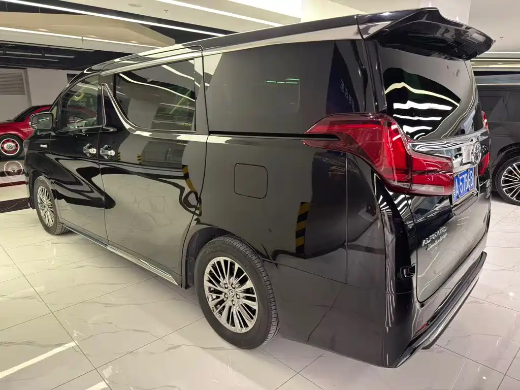 Toyota Alphard — фото 4