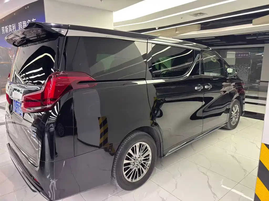 Toyota Alphard — фото 5
